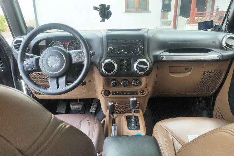 Used Jeep Wrangler 2013 3.6L Sahara Four-Door Edition Center Console