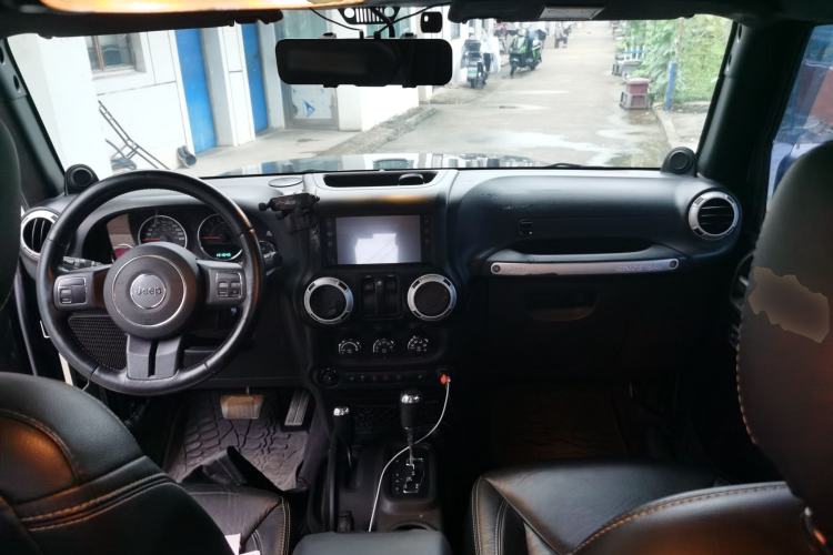 Used Jeep Wrangler 2013 3.6L Sahara two-door model Center Console
