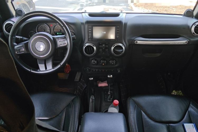 Used Jeep Wrangler 2013 3.6L Sahara Four-Door Edition Center Console