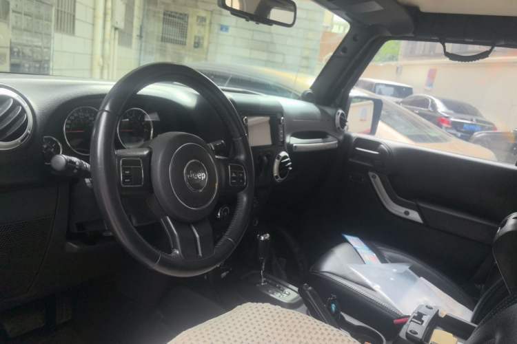 Used Jeep Wrangler 2013 3.6L Sahara two-door model Center Console