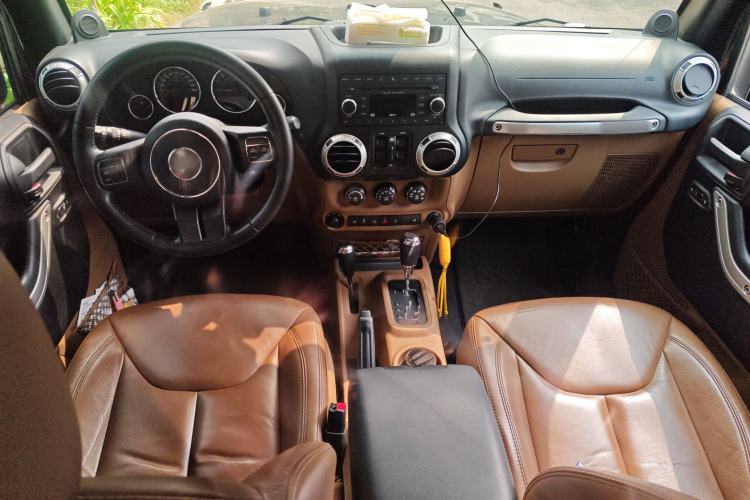 Used Jeep Wrangler 2013 3.6L Sahara Four-Door Edition Center Console