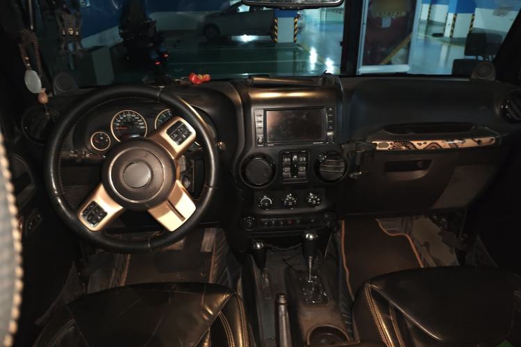 Used Jeep Wrangler 2013 3.6L Sahara Four-Door Edition Center Console