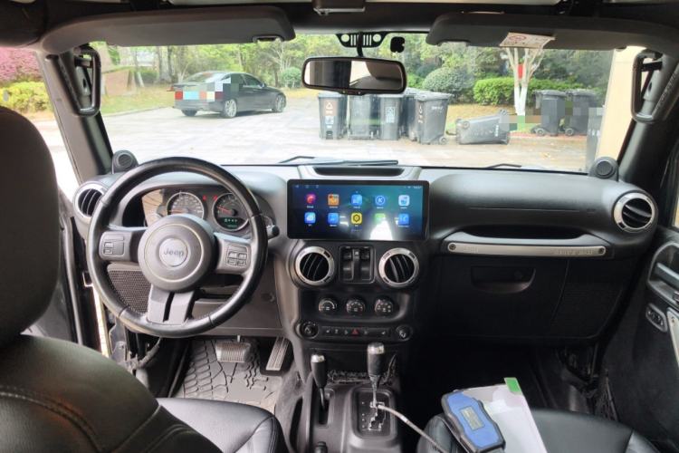 Used Jeep Wrangler 2013 3.6L Sahara two-door model Center Console