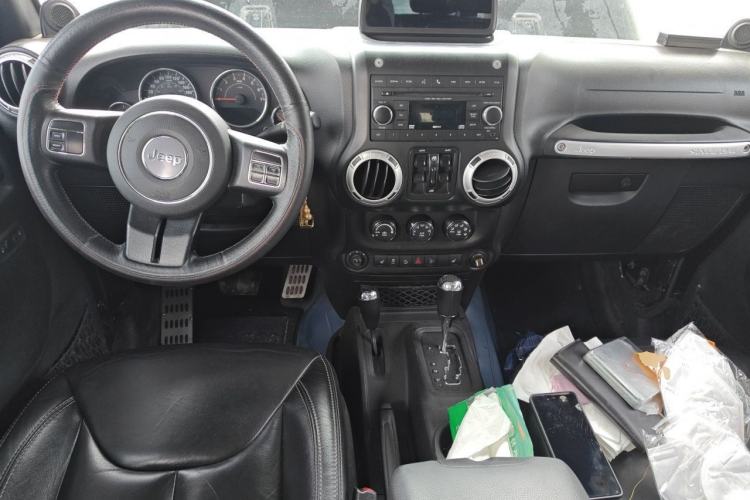 Used Jeep Wrangler 2013 3.6L Sahara Four-Door Edition Center Console