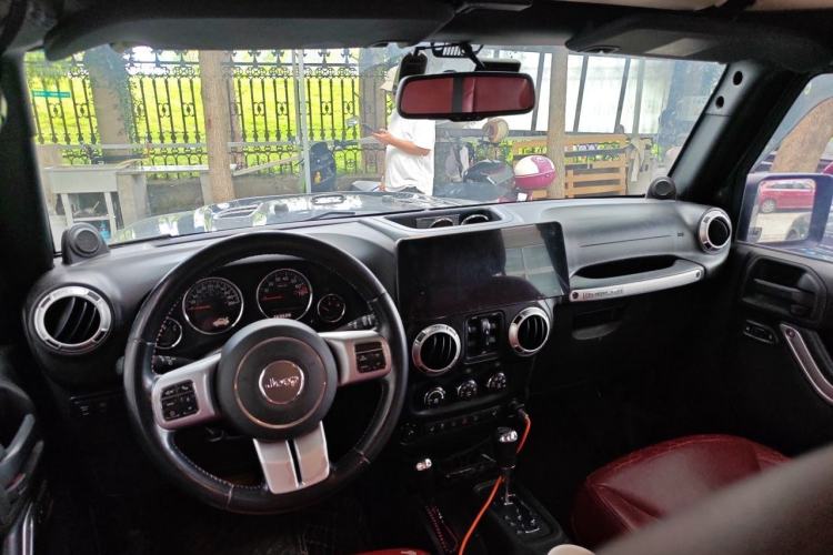 Used Jeep Wrangler 2013 3.6L Four-Door 10th Anniversary Edition Center Console