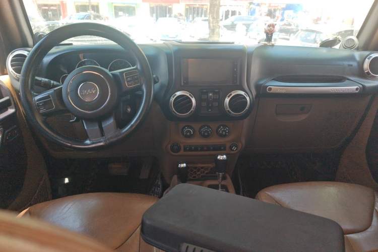 Used Jeep Wrangler 2013 3.6L Sahara Four-Door Edition Center Console