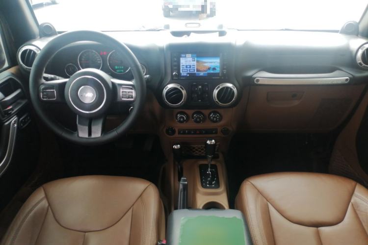 Used Jeep Wrangler 2013 3.6L Sahara Four-Door Edition Center Console