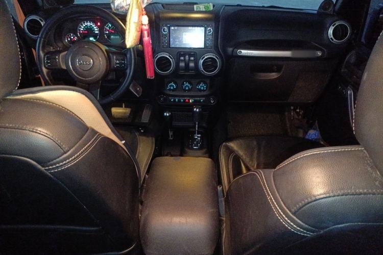Used Jeep Wrangler 2013 3.6L Sahara two-door model Center Console