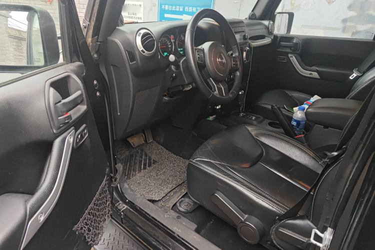 Used Jeep Wrangler 2013 3.6L Sahara Four-Door Edition Driver Seat