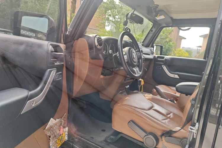 Used Jeep Wrangler 2013 3.6L Sahara Four-Door Edition Driver Seat