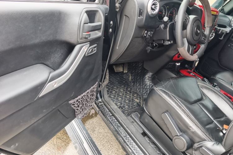 Used Jeep Wrangler 2013 3.6L Sahara two-door model Driver Seat