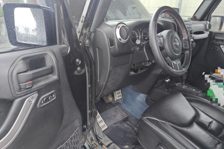 Used Jeep Wrangler 2013 3.6L Sahara Four-Door Edition Driver Seat