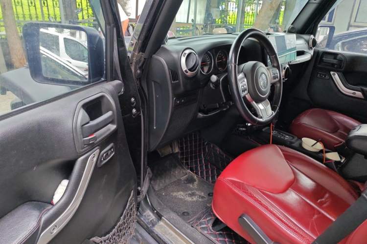 Used Jeep Wrangler 2013 3.6L Four-Door 10th Anniversary Edition Driver Seat