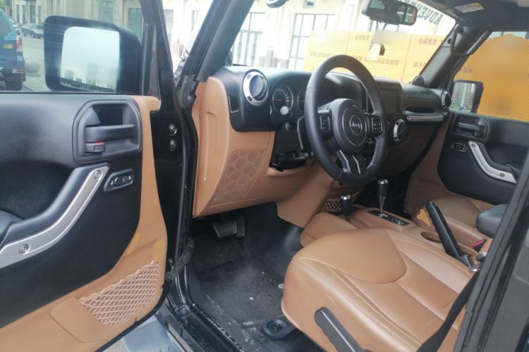 Used Jeep Wrangler 2013 3.6L Sahara Four-Door Edition Driver Seat