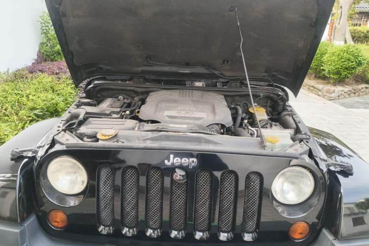 Used Jeep Wrangler 2013 3.6L Sahara Four-Door Edition Engine Bay