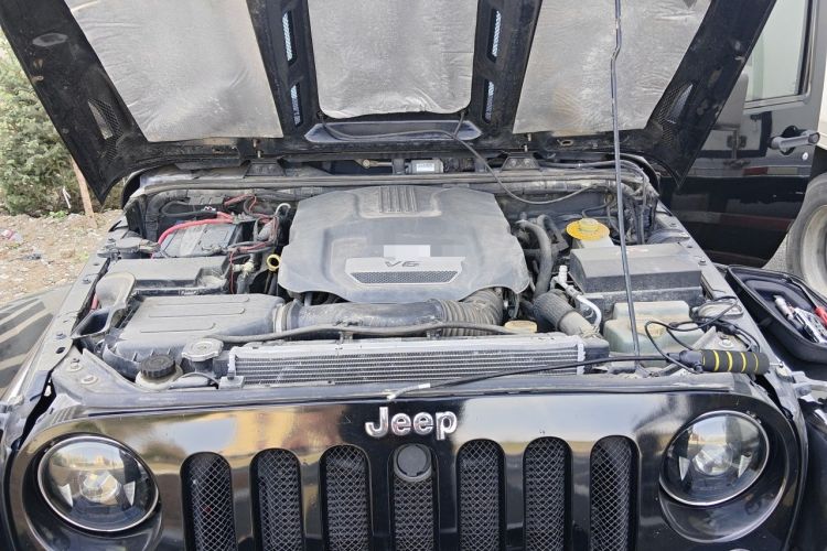 Used Jeep Wrangler 2013 3.6L Sahara Four-Door Edition Engine Bay