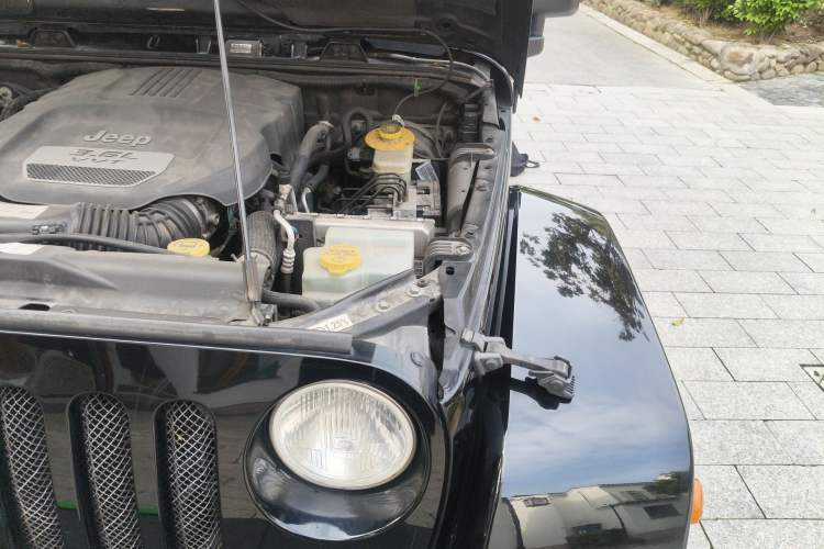 Used Jeep Wrangler 2013 3.6L Sahara Four-Door Edition Engine Bay Left