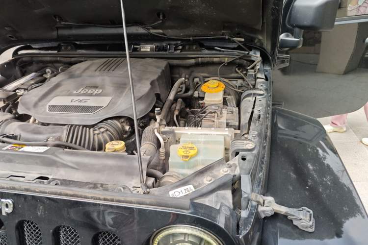 Used Jeep Wrangler 2013 3.6L Sahara Four-Door Edition Engine Bay Left