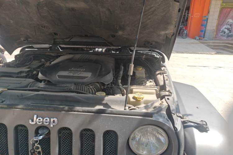 Used Jeep Wrangler 2013 3.6L Sahara Four-Door Edition Engine Bay Left
