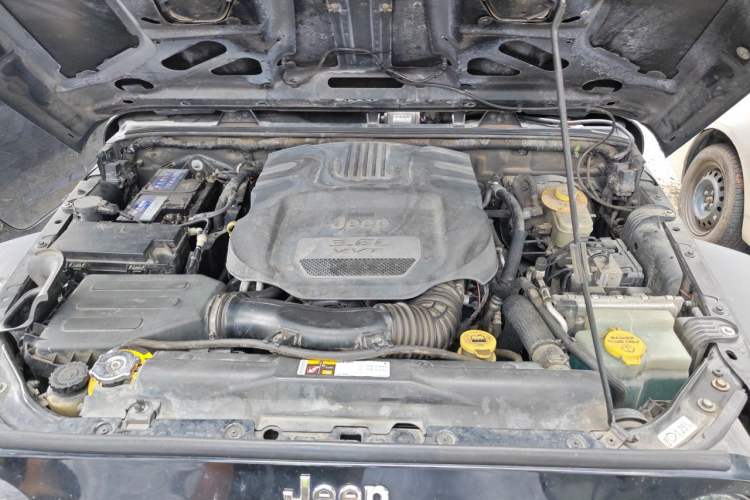 Used Jeep Wrangler 2013 3.6L Four-Door 10th Anniversary Edition Engine Bay