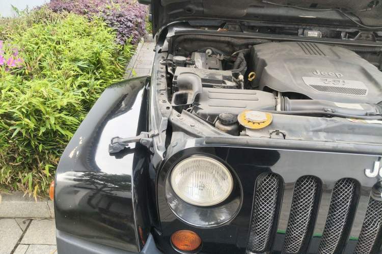 Used Jeep Wrangler 2013 3.6L Sahara Four-Door Edition Engine Bay Right