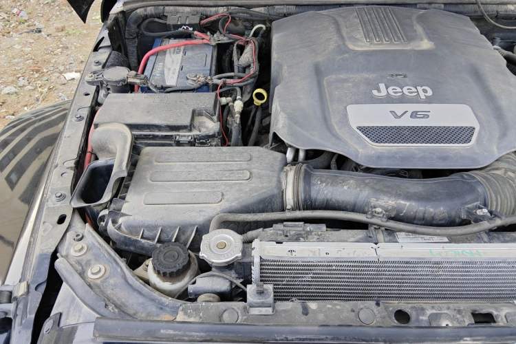 Used Jeep Wrangler 2013 3.6L Sahara Four-Door Edition Engine Bay Right
