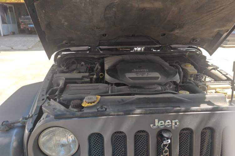 Used Jeep Wrangler 2013 3.6L Sahara Four-Door Edition Engine Bay Right