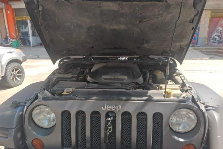 Used Jeep Wrangler 2013 3.6L Sahara Four-Door Edition Engine Bay