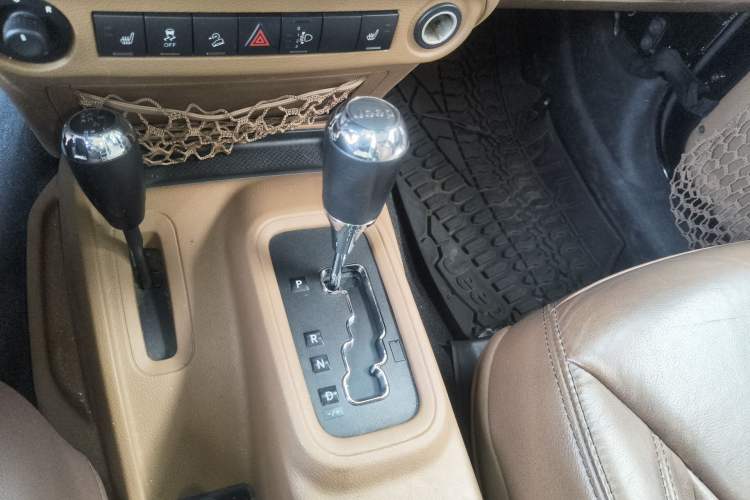 Used Jeep Wrangler 2013 3.6L Sahara Four-Door Edition Gear Lever