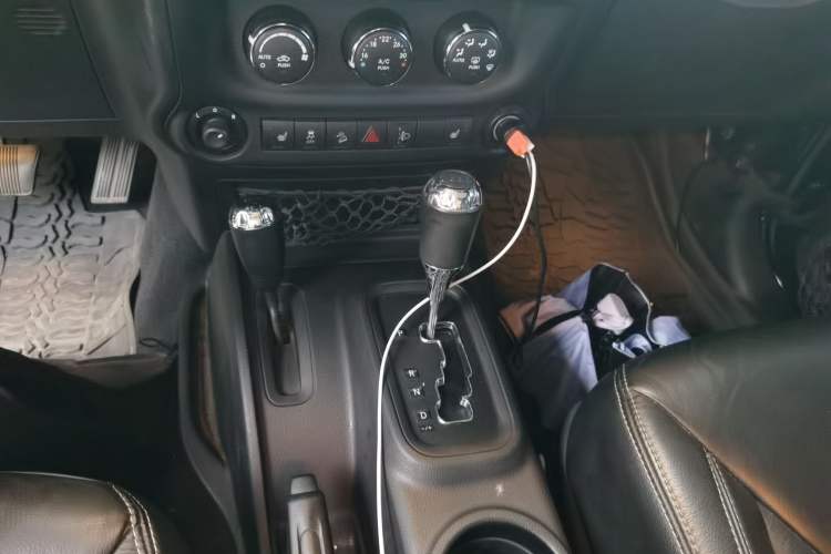 Used Jeep Wrangler 2013 3.6L Sahara two-door model Gear Lever