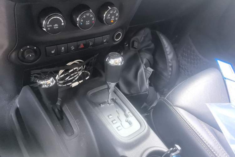 Used Jeep Wrangler 2013 3.6L Sahara two-door model Gear Lever
