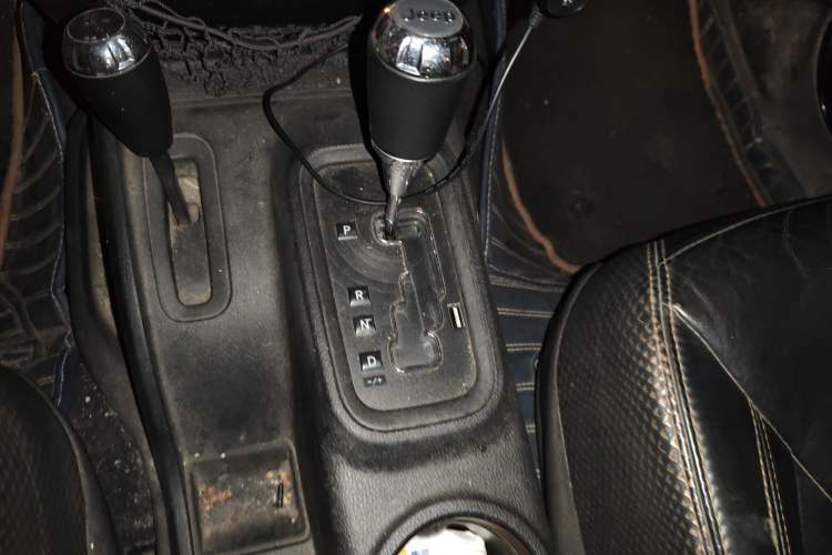 Used Jeep Wrangler 2013 3.6L Sahara Four-Door Edition Gear Lever