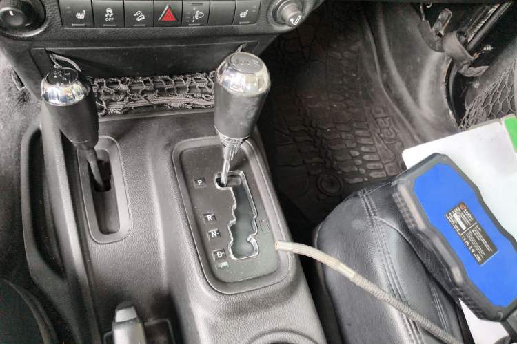 Used Jeep Wrangler 2013 3.6L Sahara two-door model Gear Lever