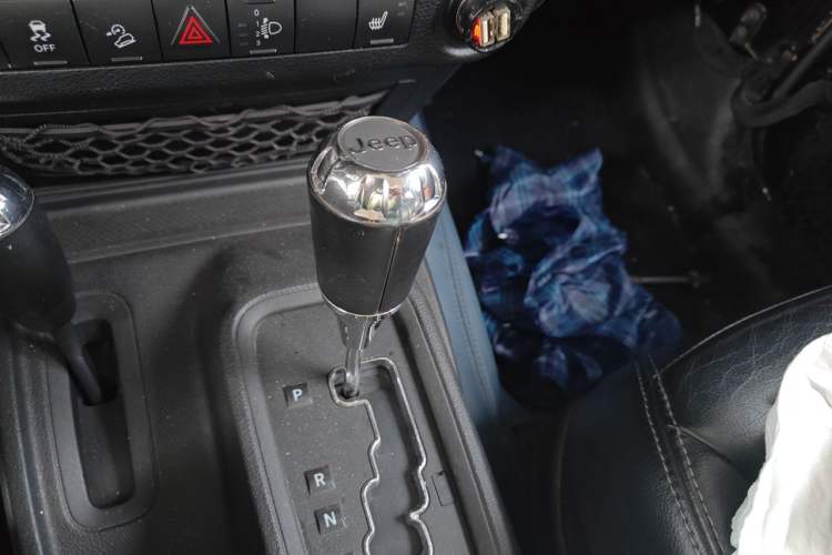 Used Jeep Wrangler 2013 3.6L Sahara Four-Door Edition Gear Lever