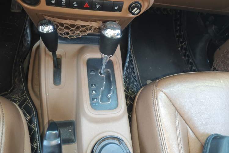 Used Jeep Wrangler 2013 3.6L Sahara Four-Door Edition Gear Lever