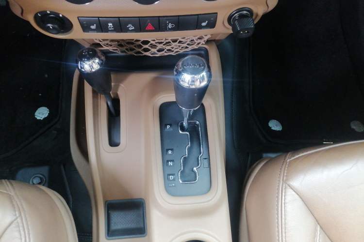 Used Jeep Wrangler 2013 3.6L Sahara Four-Door Edition Gear Lever