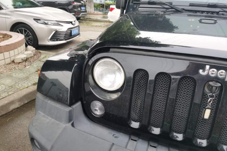 Used Jeep Wrangler 2013 3.6L Sahara two-door model Right Front Headlight