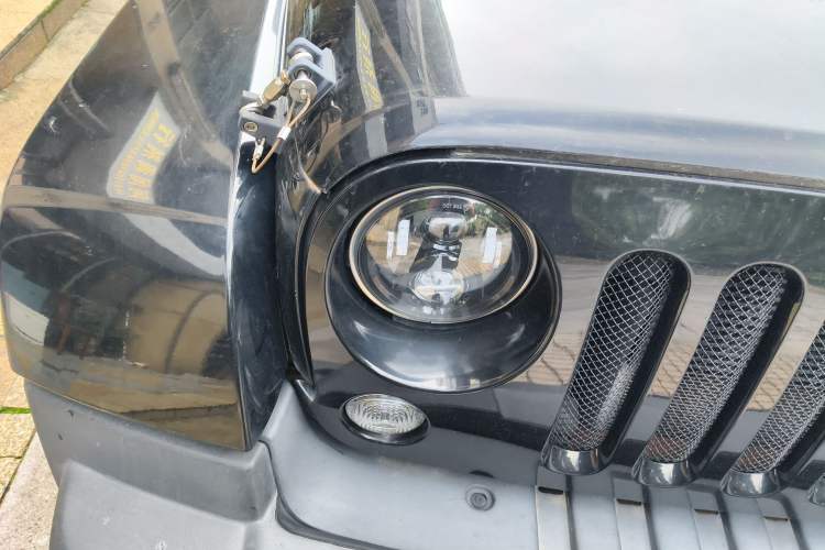 Used Jeep Wrangler 2013 3.6L Sahara two-door model Right Front Headlight