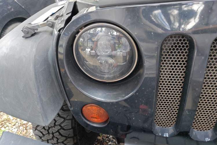 Used Jeep Wrangler 2013 3.6L Four-Door 10th Anniversary Edition Right Front Headlight