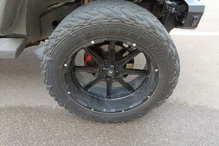 Used Jeep Wrangler 2013 3.6L Sahara two-door model Right Front Wheel Hub