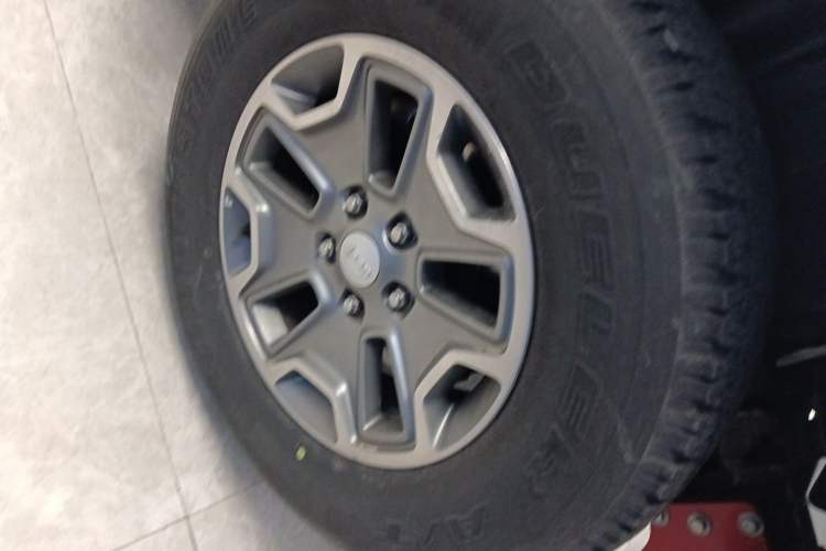 Used Jeep Wrangler 2013 3.6L Sahara Four-Door Edition Right Front Wheel Hub