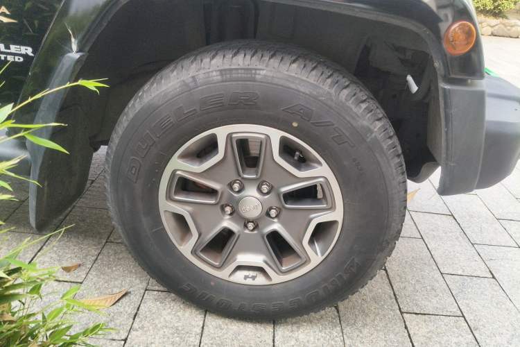 Used Jeep Wrangler 2013 3.6L Sahara Four-Door Edition Right Front Wheel Hub