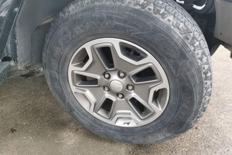 Used Jeep Wrangler 2013 3.6L Sahara two-door model Right Front Wheel Hub