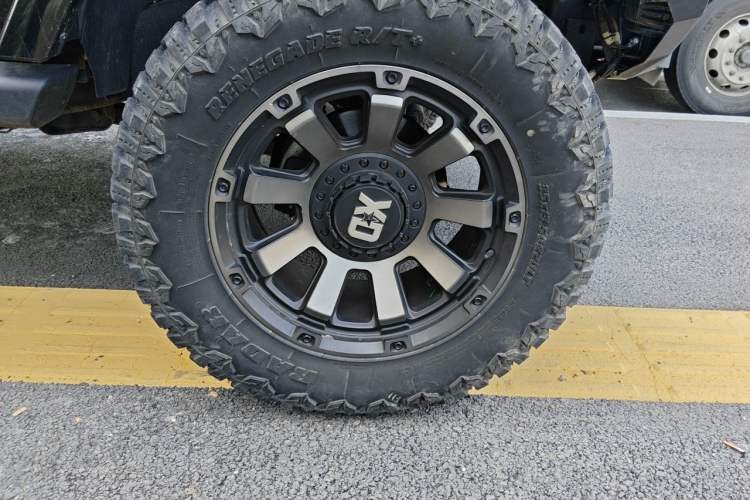 Used Jeep Wrangler 2013 3.6L Sahara Four-Door Edition Right Front Wheel Hub