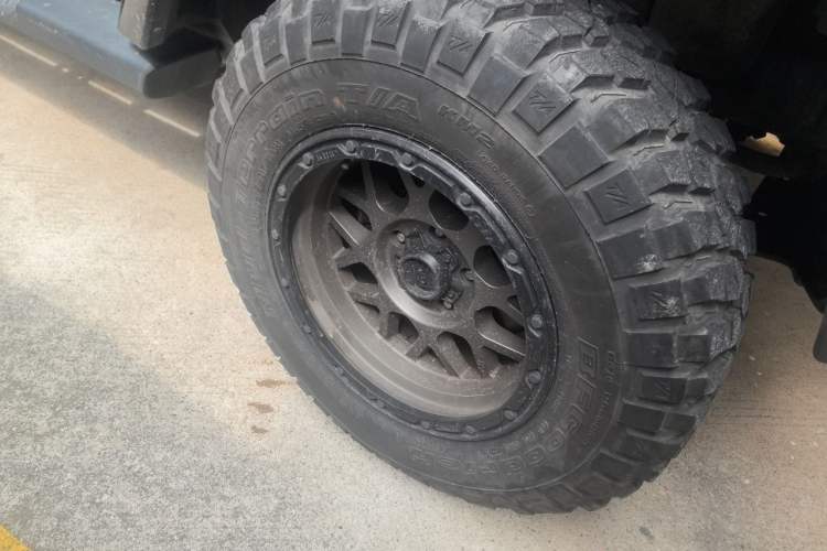Used Jeep Wrangler 2013 3.6L Sahara two-door model Right Front Wheel Hub