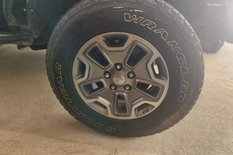 Used Jeep Wrangler 2013 3.6L Rubicon two-door version Right Front Wheel Hub