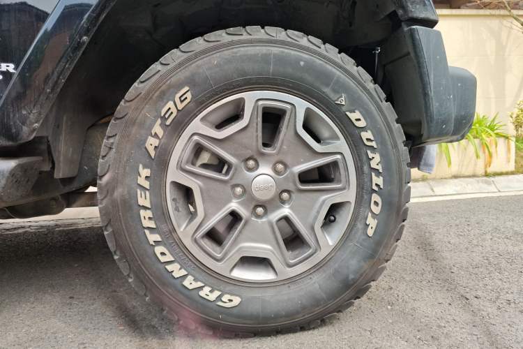 Used Jeep Wrangler 2013 3.6L Sahara Four-Door Edition Right Front Wheel Hub