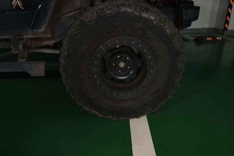 Used Jeep Wrangler 2013 3.6L Sahara Four-Door Edition Right Front Wheel Hub