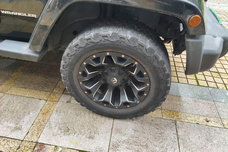 Used Jeep Wrangler 2013 3.6L Sahara two-door model Right Front Wheel Hub