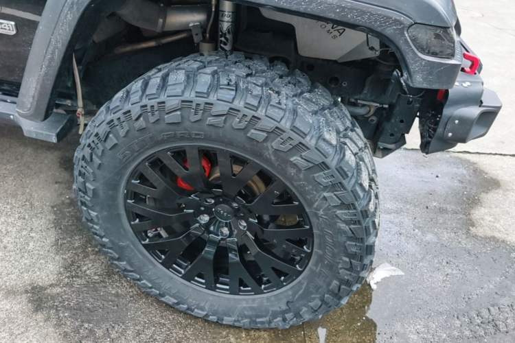 Used Jeep Wrangler 2013 3.6L Sahara two-door model Right Front Wheel Hub